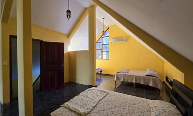 Venta de Casa y Terreno en Villa Cárdenas, Las Cumbres