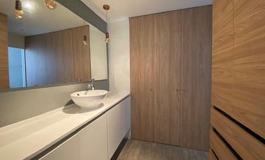 CASA 3 DORM MAS SERVICIO AV DEL VALLE ABRIL