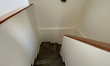 CASA 3 DORM MAS SERVICIO AV DEL VALLE ABRIL