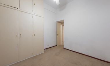 Excelente oportunidad! Muy comodo Semipiso 3 1/2 ambientes amplios, cocina separada. Apto credito.
