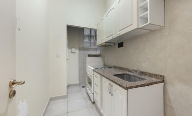 Excelente oportunidad! Muy comodo Semipiso 3 1/2 ambientes amplios, cocina separada. Apto credito.