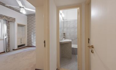 Excelente oportunidad! Muy comodo Semipiso 3 1/2 ambientes amplios, cocina separada. Apto credito.