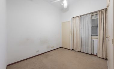 Excelente oportunidad! Muy comodo Semipiso 3 1/2 ambientes amplios, cocina separada. Apto credito.