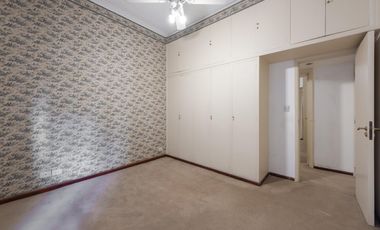 Excelente oportunidad! Muy comodo Semipiso 3 1/2 ambientes amplios, cocina separada. Apto credito.