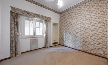Excelente oportunidad! Muy comodo Semipiso 3 1/2 ambientes amplios, cocina separada. Apto credito.