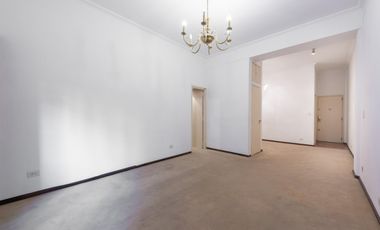 Excelente oportunidad! Muy comodo Semipiso 3 1/2 ambientes amplios, cocina separada. Apto credito.