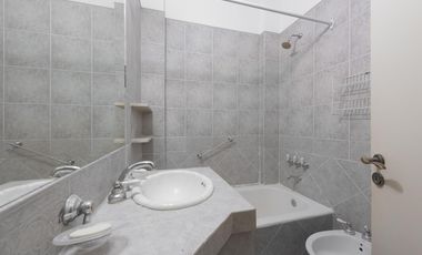 Excelente oportunidad! Muy comodo Semipiso 3 1/2 ambientes amplios, cocina separada. Apto credito.
