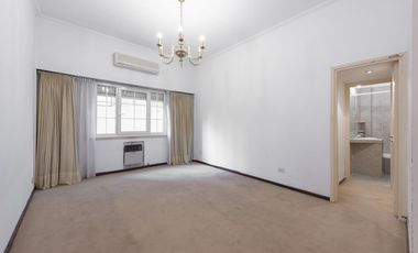 Excelente oportunidad! Muy comodo Semipiso 3 1/2 ambientes amplios, cocina separada. Apto credito.