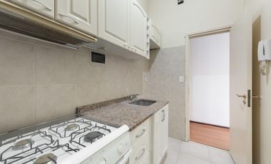 Excelente oportunidad! Muy comodo Semipiso 3 1/2 ambientes amplios, cocina separada. Apto credito.