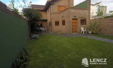 VENTA HERMOSO CHALET DE 5 AMB C/COCH DOBLE , JARDIN Y QUINCHO -QUILMES CENTRO