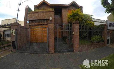 VENTA HERMOSO CHALET DE 5 AMB C/COCH DOBLE , JARDIN Y QUINCHO -QUILMES CENTRO