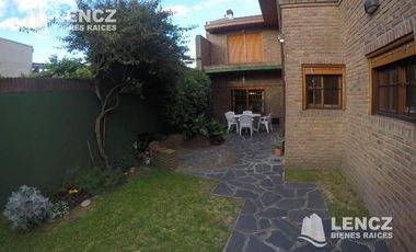 VENTA HERMOSO CHALET DE 5 AMB C/COCH DOBLE , JARDIN Y QUINCHO -QUILMES CENTRO