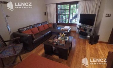 VENTA HERMOSO CHALET DE 5 AMB C/COCH DOBLE , JARDIN Y QUINCHO -QUILMES CENTRO