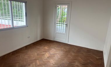 DEPARTAMENTO TIPO CASA EN PRIMER PISO POR ESCALERA - SIN EXPENSAS - EXCELENTE UBICACIÓN. Boedo 601, esq. Azara, Lomas de Zamora