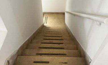 DEPARTAMENTO TIPO CASA EN PRIMER PISO POR ESCALERA - SIN EXPENSAS - EXCELENTE UBICACIÓN. Boedo 601, esq. Azara, Lomas de Zamora