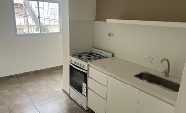 DEPARTAMENTO TIPO CASA EN PRIMER PISO POR ESCALERA - SIN EXPENSAS - EXCELENTE UBICACIÓN. Boedo 601, esq. Azara, Lomas de Zamora