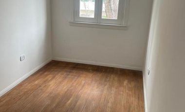 DEPARTAMENTO TIPO CASA EN PRIMER PISO POR ESCALERA - SIN EXPENSAS - EXCELENTE UBICACIÓN. Boedo 601, esq. Azara, Lomas de Zamora