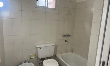 DEPARTAMENTO TIPO CASA EN PRIMER PISO POR ESCALERA - SIN EXPENSAS - EXCELENTE UBICACIÓN. Boedo 601, esq. Azara, Lomas de Zamora