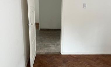 DEPARTAMENTO TIPO CASA EN PRIMER PISO POR ESCALERA - SIN EXPENSAS - EXCELENTE UBICACIÓN. Boedo 601, esq. Azara, Lomas de Zamora
