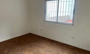 DEPARTAMENTO TIPO CASA EN PRIMER PISO POR ESCALERA - SIN EXPENSAS - EXCELENTE UBICACIÓN. Boedo 601, esq. Azara, Lomas de Zamora