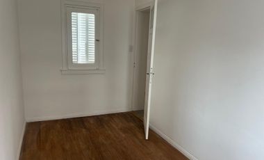 DEPARTAMENTO TIPO CASA EN PRIMER PISO POR ESCALERA - SIN EXPENSAS - EXCELENTE UBICACIÓN. Boedo 601, esq. Azara, Lomas de Zamora