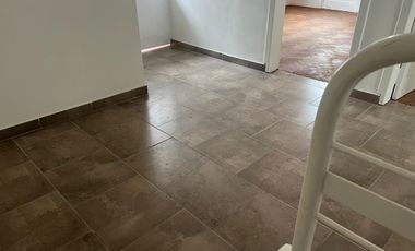 DEPARTAMENTO TIPO CASA EN PRIMER PISO POR ESCALERA - SIN EXPENSAS - EXCELENTE UBICACIÓN. Boedo 601, esq. Azara, Lomas de Zamora