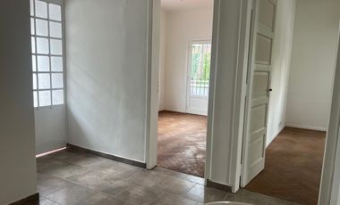 DEPARTAMENTO TIPO CASA EN PRIMER PISO POR ESCALERA - SIN EXPENSAS - EXCELENTE UBICACIÓN. Boedo 601, esq. Azara, Lomas de Zamora