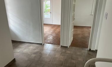 DEPARTAMENTO TIPO CASA EN PRIMER PISO POR ESCALERA - SIN EXPENSAS - EXCELENTE UBICACIÓN. Boedo 601, esq. Azara, Lomas de Zamora