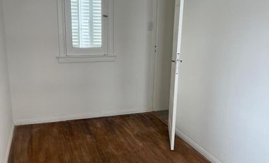 DEPARTAMENTO TIPO CASA EN PRIMER PISO POR ESCALERA - SIN EXPENSAS - EXCELENTE UBICACIÓN. Boedo 601, esq. Azara, Lomas de Zamora