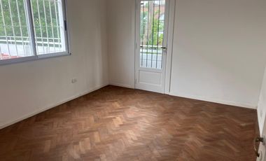 DEPARTAMENTO TIPO CASA EN PRIMER PISO POR ESCALERA - SIN EXPENSAS - EXCELENTE UBICACIÓN. Boedo 601, esq. Azara, Lomas de Zamora