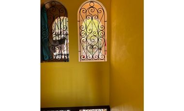 SE VENDE CASA ESTUDIANTES, SANTA ANA