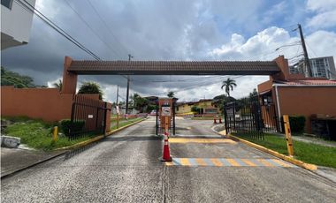 Venta de casa en Residencial Urbanización Las Lomas, Villa Lucre.