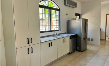 Melissa Foster Luxury Vende Hermosa Casa en Clayton Village MF519