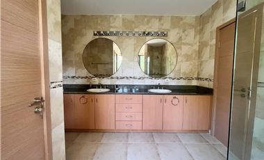 Melissa Foster Luxury Vende Hermosa Casa en Clayton Village MF519