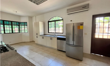 Melissa Foster Luxury Vende Hermosa Casa en Clayton Village MF519