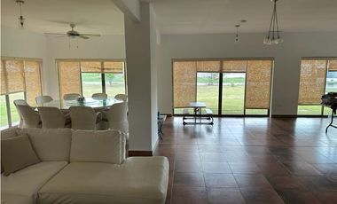 * Casa con terreno en Coronado