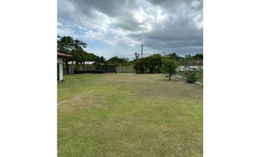 * Casa con terreno en Coronado