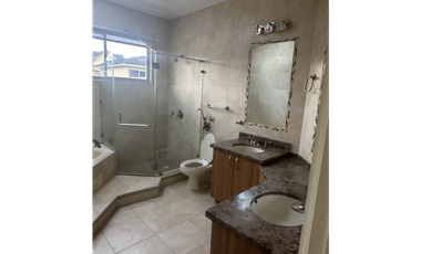 CASA EN EMBASSY GARDENS