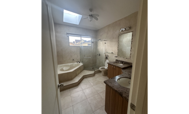 CASA EN EMBASSY GARDENS