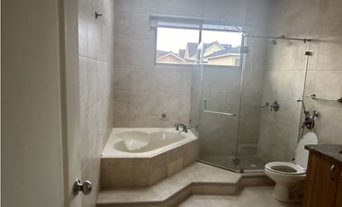 CASA EN EMBASSY GARDENS