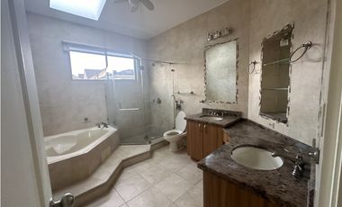 CASA EN EMBASSY GARDENS