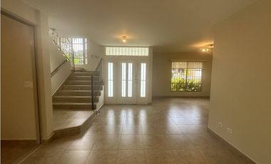 CASA EN EMBASSY GARDENS