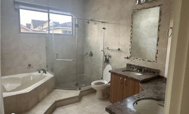 CASA EN EMBASSY GARDENS