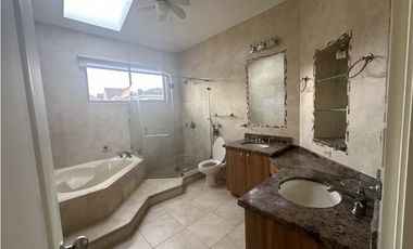 CASA EN EMBASSY GARDENS