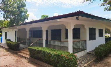 VENDO CASA EN CORONADO