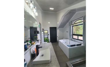 Venta de lujosa casa en Cerro Azul, Panamá