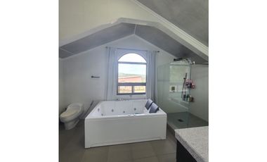 Venta de lujosa casa en Cerro Azul, Panamá