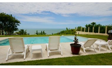 Venta de Casa Amoblada Frente al Mar en Costa Esmeralda
