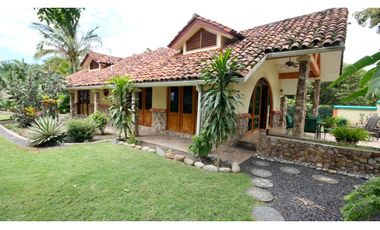 Venta de Casa Amoblada Frente al Mar en Costa Esmeralda