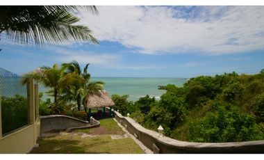 Venta de Casa Amoblada Frente al Mar en Costa Esmeralda